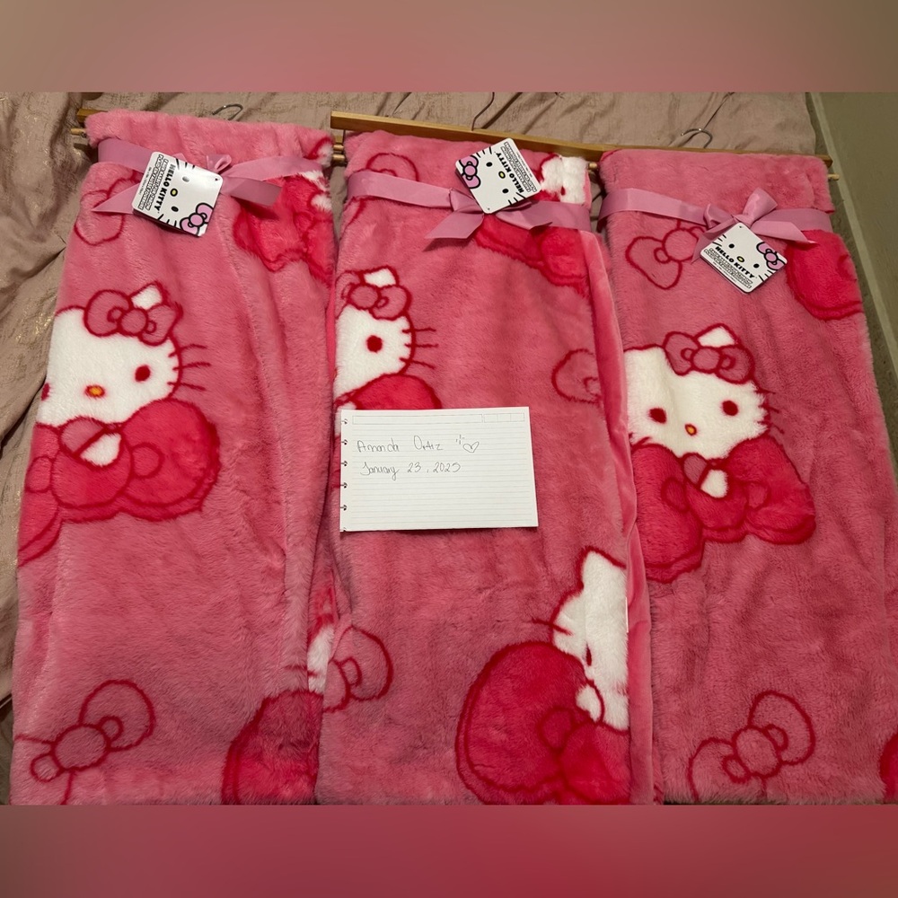 Brand New Hello Kitty Bow Blankets 
Faux Fur Throw Blankets